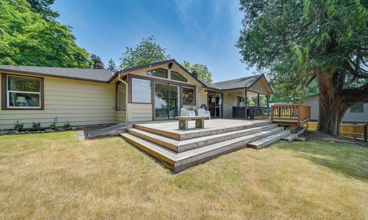Lakeview House | 1/2 Mi to Yarrow Bay: Family Home in Kirkland