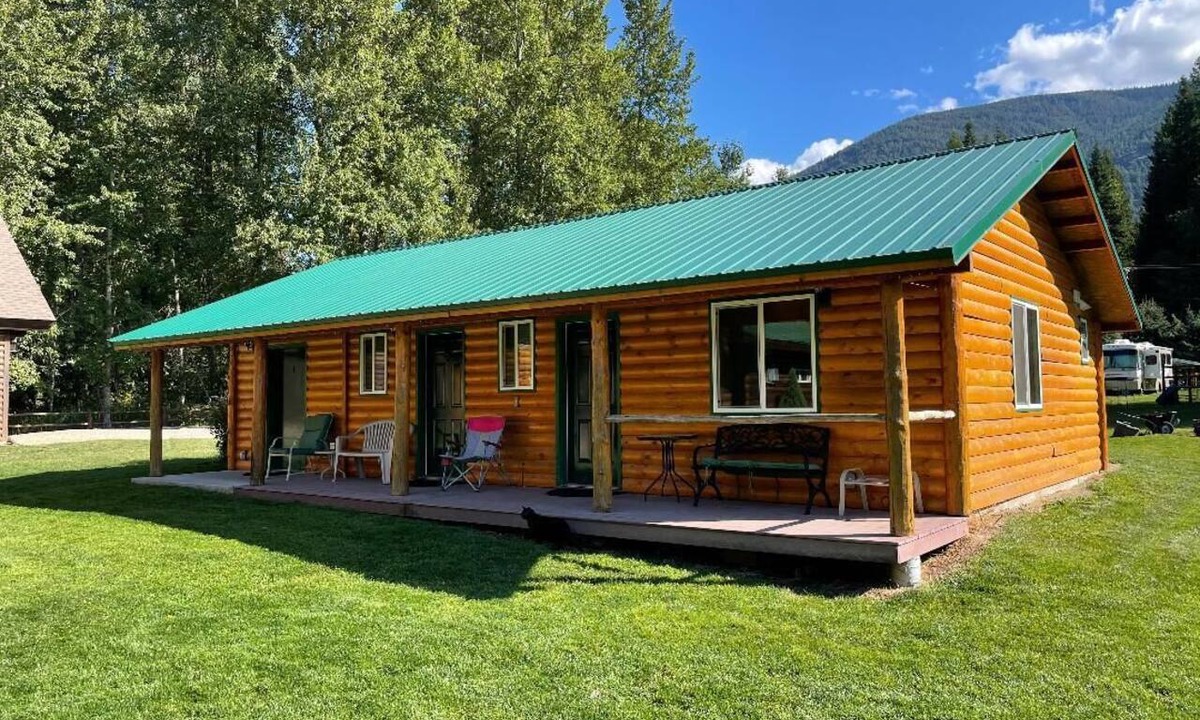 Troy Cabin | 1-bedroom cabin, steps to Bull Lake & Halfway House restaurant & bar
