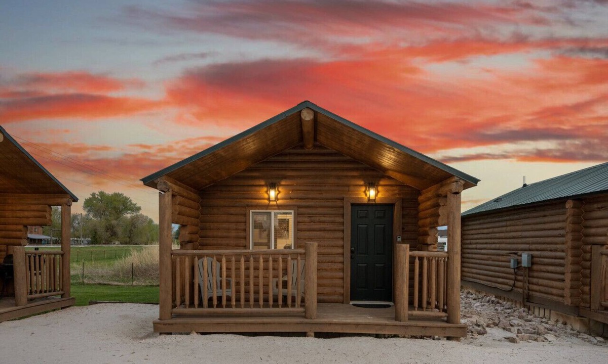 St. Charles Cabin | #10 Woodland Creature Cabin, Newly Remodeled! AC! New Beds! Sleeps 5