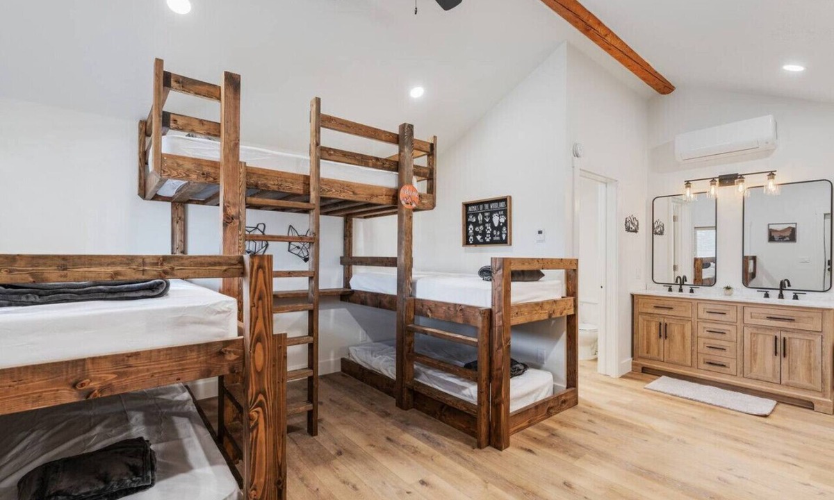 St. Charles Cabin | #10 Woodland Wildlife Cabin w/AC, Fire Pit & BBQ!