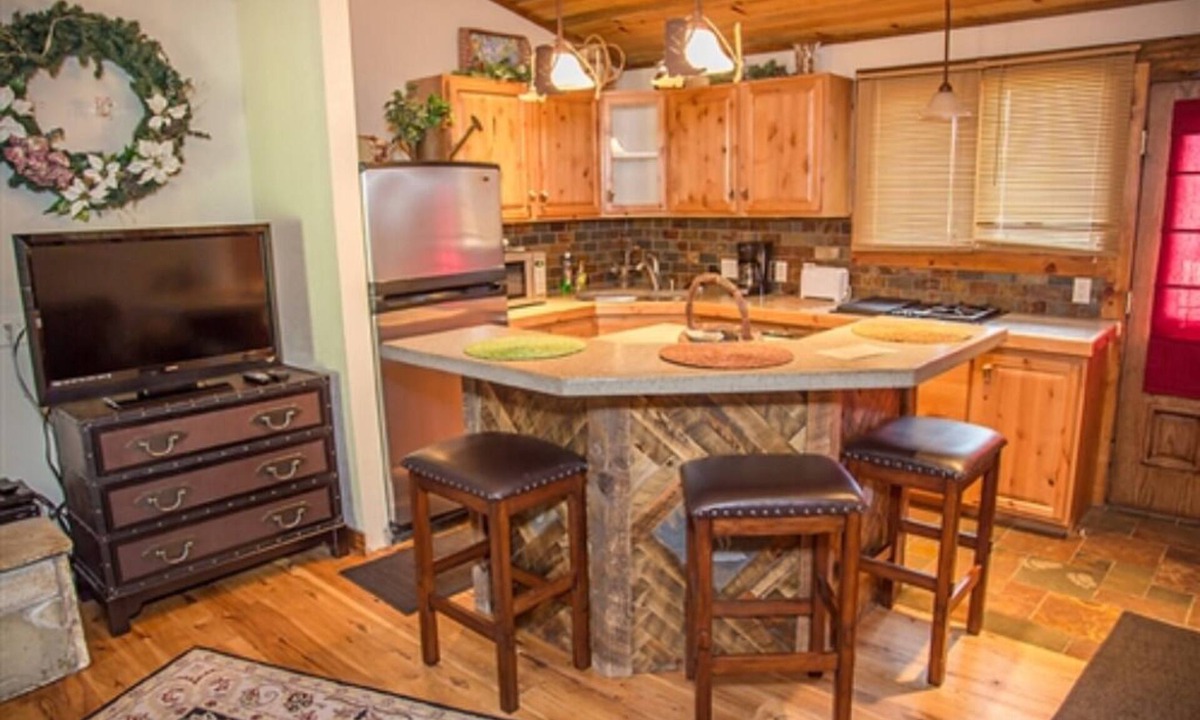Afton Condo | 12) 1 Bedroom Condo - King