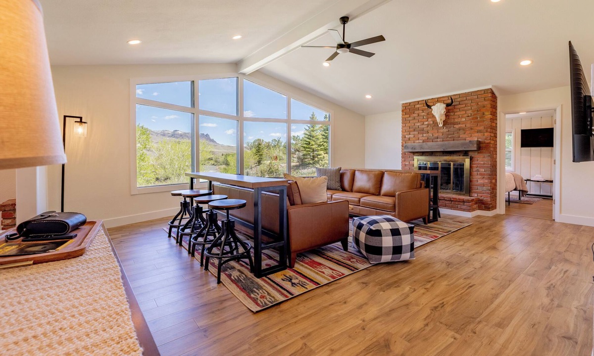 Wapiti House | 14 Guests, 6BR, 9 beds, 3 bath. Riverfront in Cody, WY—Yellowstone East Gateway!