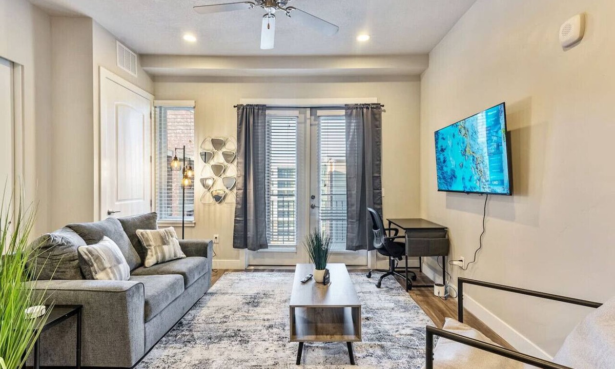 Downtown Salt Lake City Apartment | 1min Delta+Salt Palace |King Bed |Gym