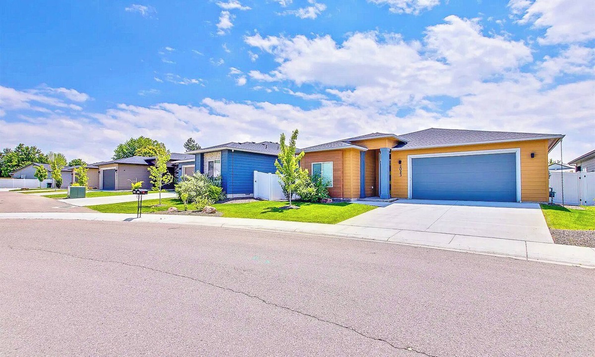 Meridian House | 2 Adjacent Modern Homes - Sleep 12–16 - Near Shops, Dining, Parks, Entertainment
