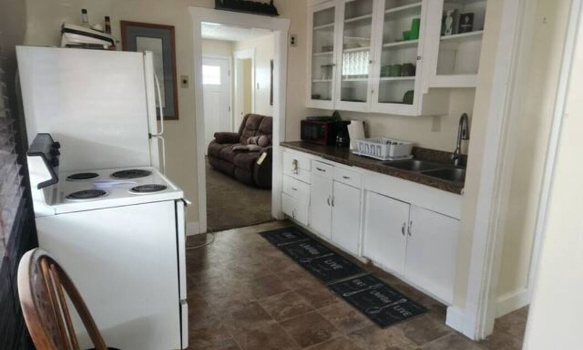 People's Freeway House | 2 Rooms House Close to Downtown with quick freeway