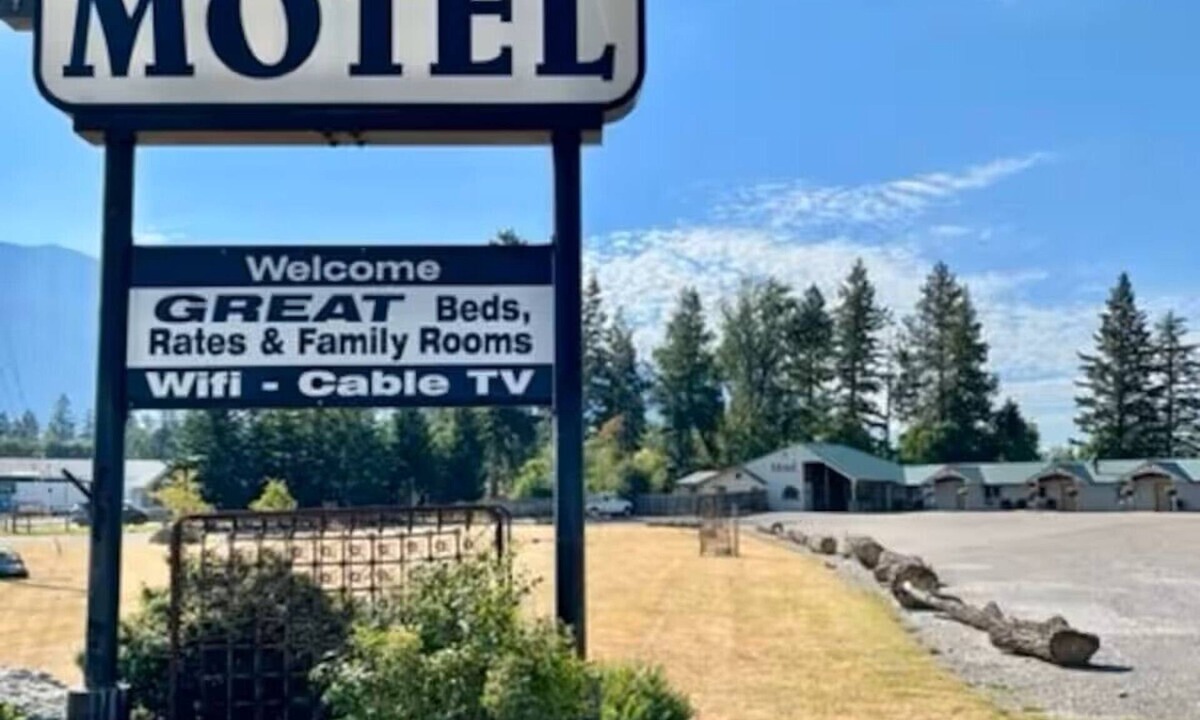 Columbia Falls Hotel | #20- ONE QUEEN BED at hotel with WiFi, AC in lovely Columbia Falls 20 mi to GNP