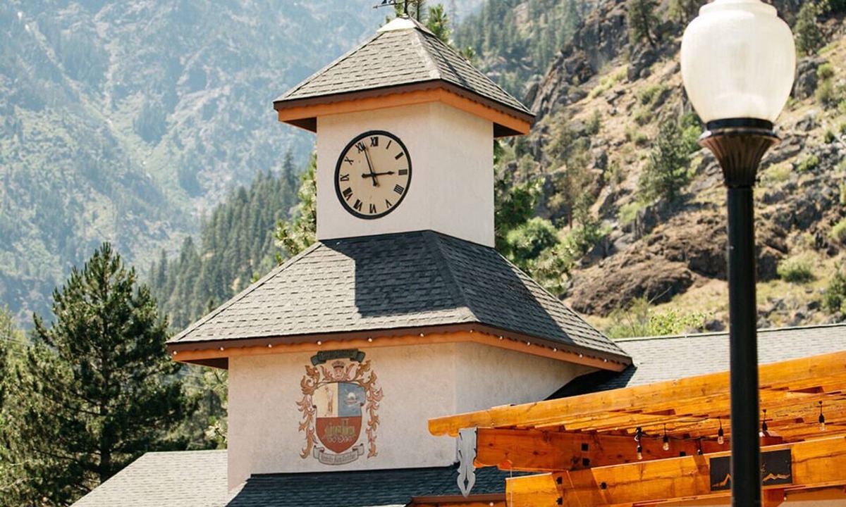 Downtown Leavenworth Condo | 2BHK - Top Floor Pool Hot Tub Walk to Town Pickleball Basketball AC