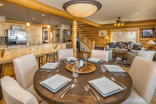 West Yellowstone House | 3-bedroom, 4-bathroom Hebgen Lakeshore Retreat 16 minutes from Yellowstone