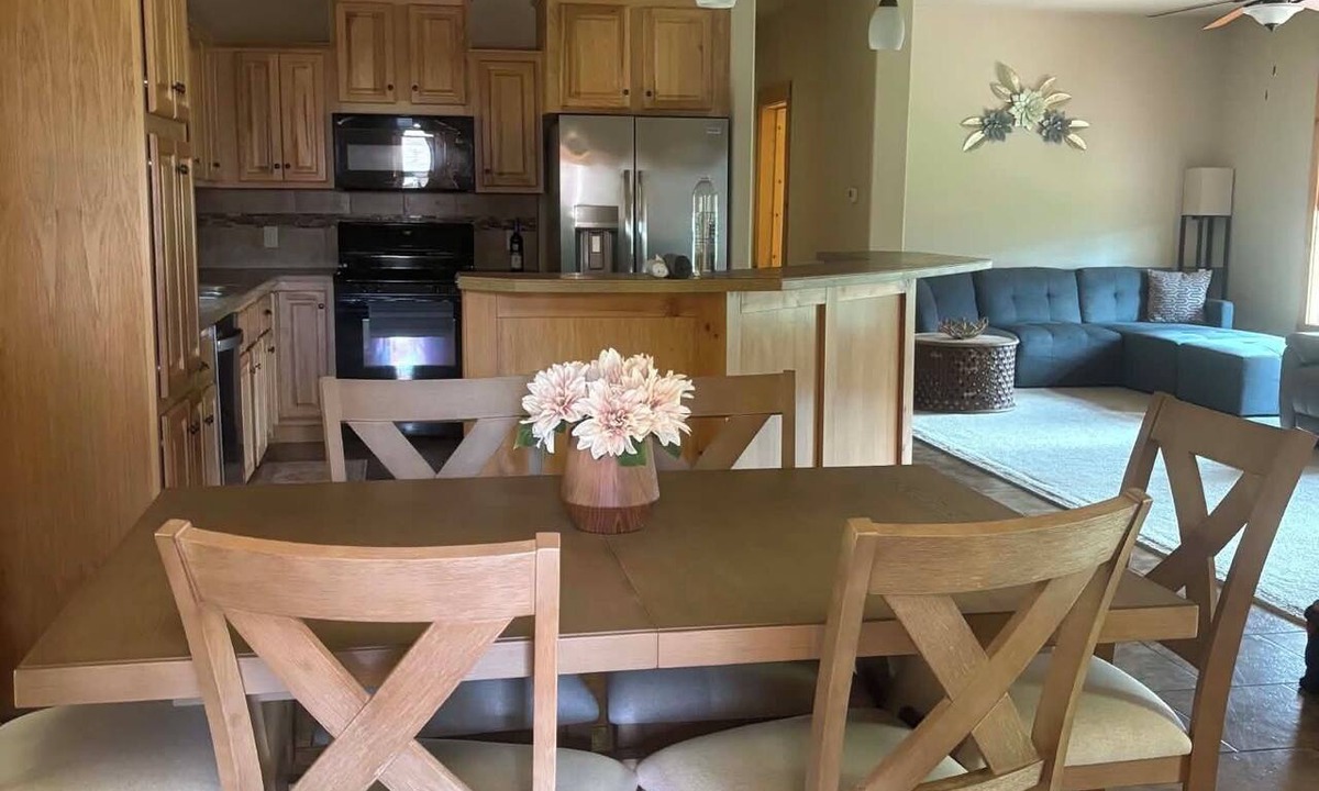 Gardiner House | 3-bedroom house in soothing Gardiner with cool AC