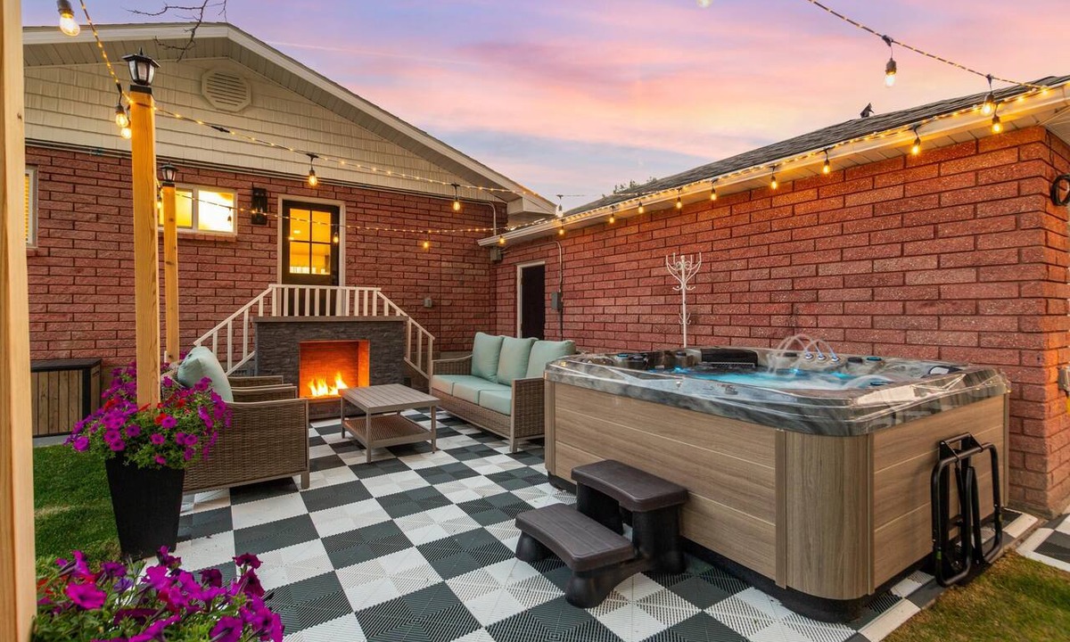 Pocatello House | 3 King and 1 Queen Hot Tub, Backyard Oasis, Arcade, Sleeps 10, Central Pocatello