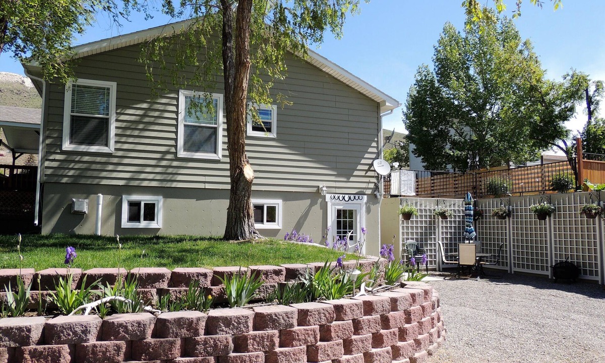 Gardiner House | 3 Lazy H Yellowstone Lodging - Just Blocks from Yellowstones North Entrance