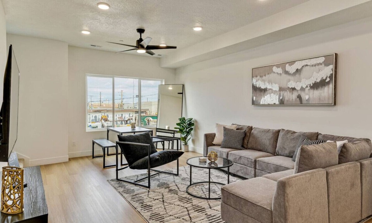 People's Freeway House | 3 Min to DT | 2 Car Garage| Lux Townhome |King Bed