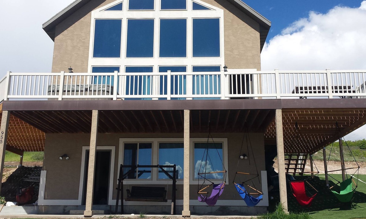 Harbor Village Cabin | 3 minutes from State Marina Private Hot Tub! Playground!