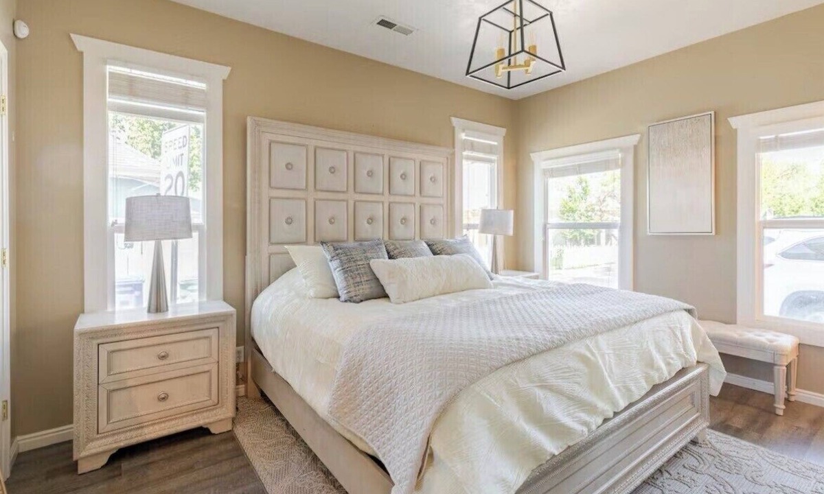 Central City House | 30 Day Extended Stay+Private Hot Tub+Fully Fenced Yard+Designer Furniture+Fiber!