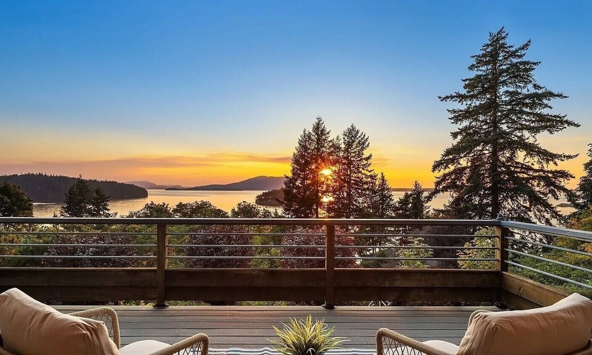 Bellingham House | 3BR Chuckanut Drive home with sunset bay views, direct trail access, and hot tub