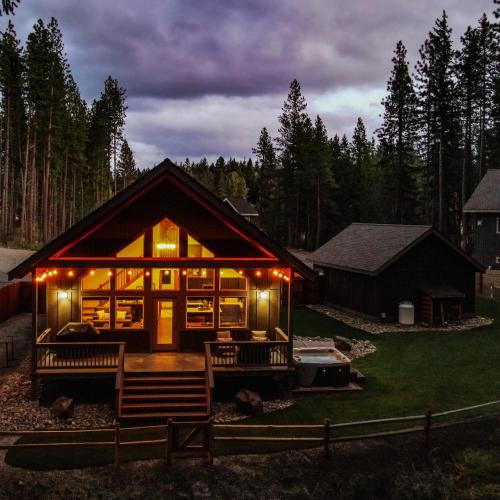 Ronald House | 3BR Forest Cabin, Hot Tub, Game Room, Big Backyard