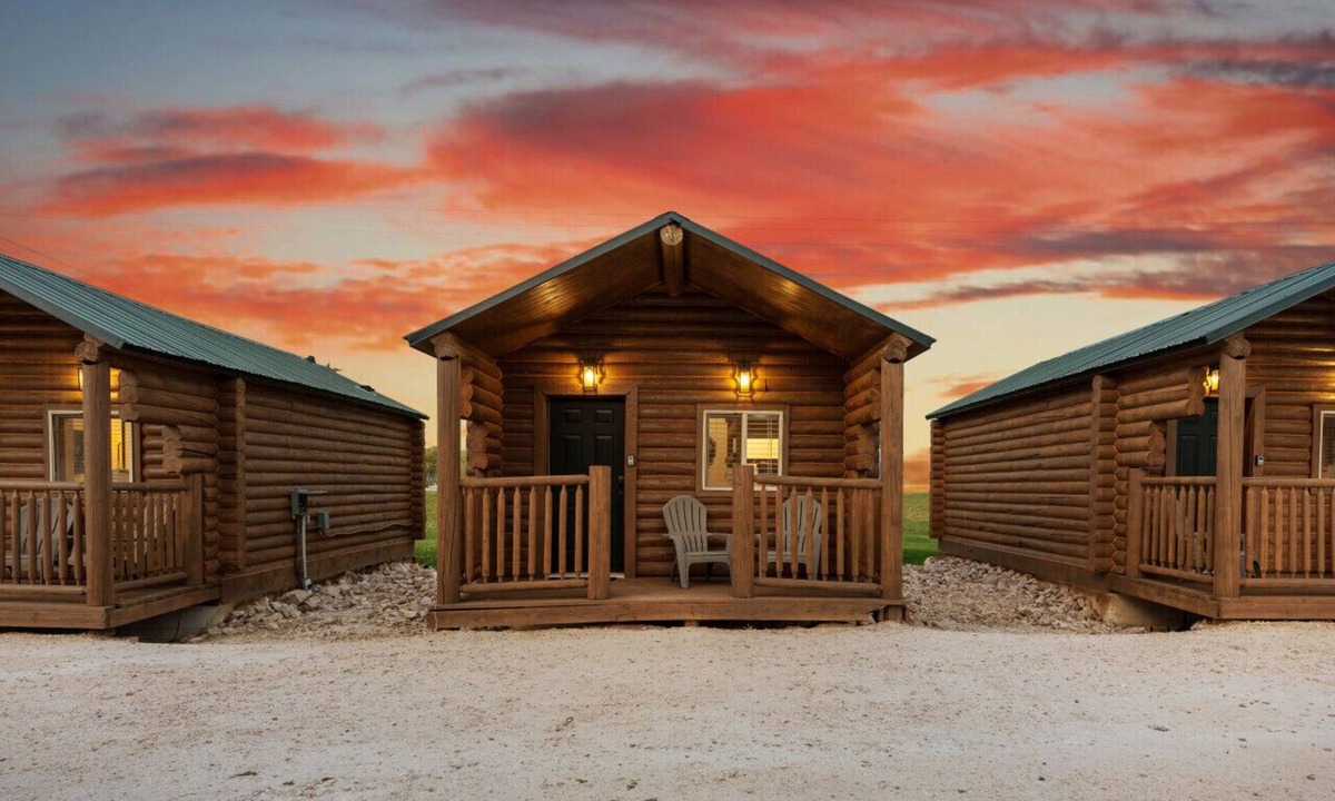 St. Charles Cabin | #4 Bear Lake Cabin, Newly Remodeled! AC! New Beds! Sleeps 4
