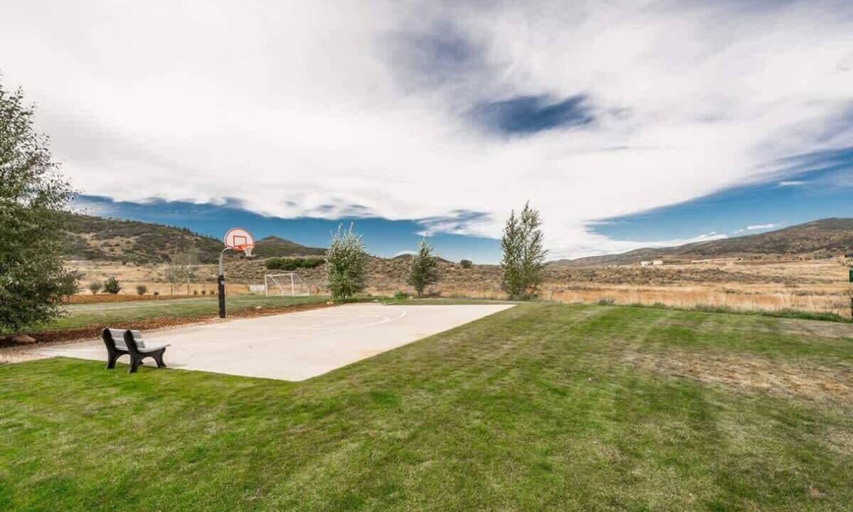 Bear Hollow Village House | 4 Bedroom 3 Bathroom, Hot Tub Minutes from Slopes