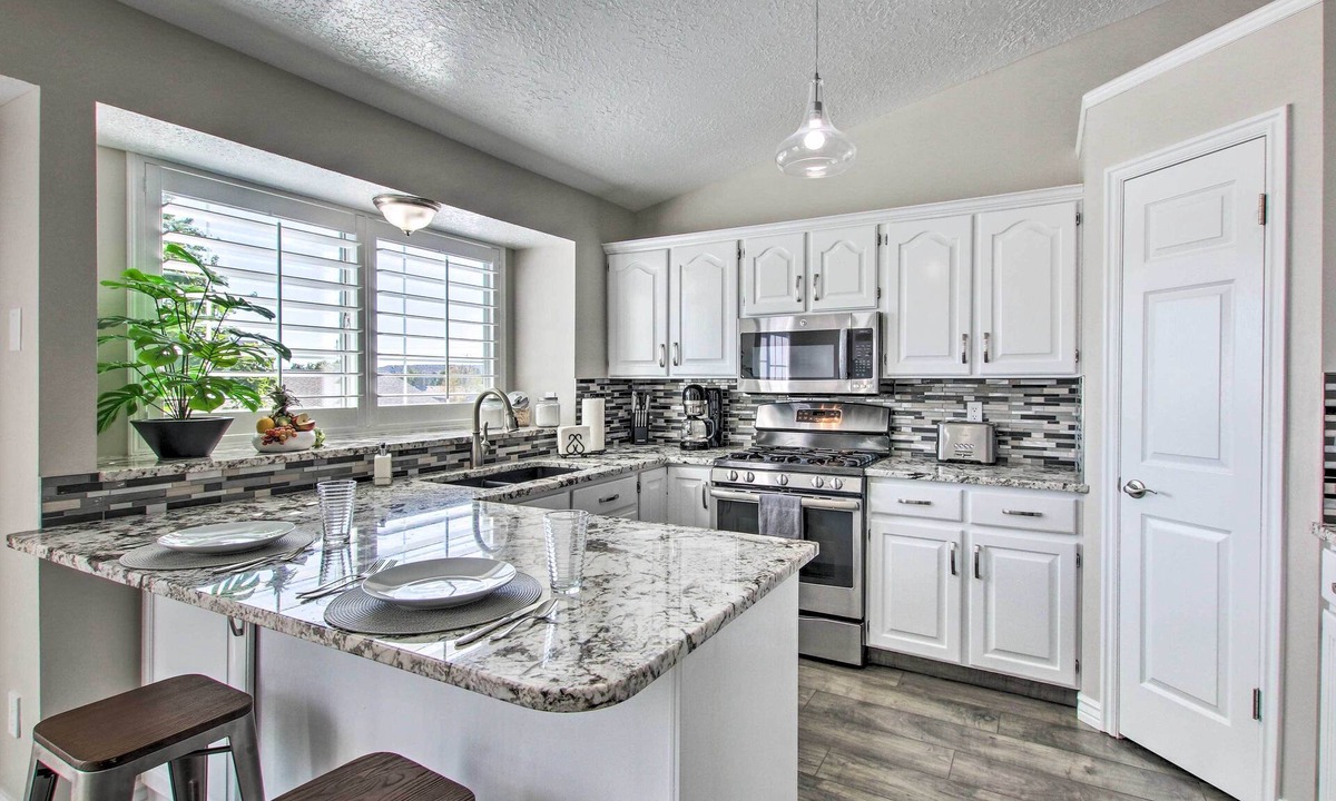 Layton House | 4 BR Home Near HAFB, Restaurants, & Snowbasin!