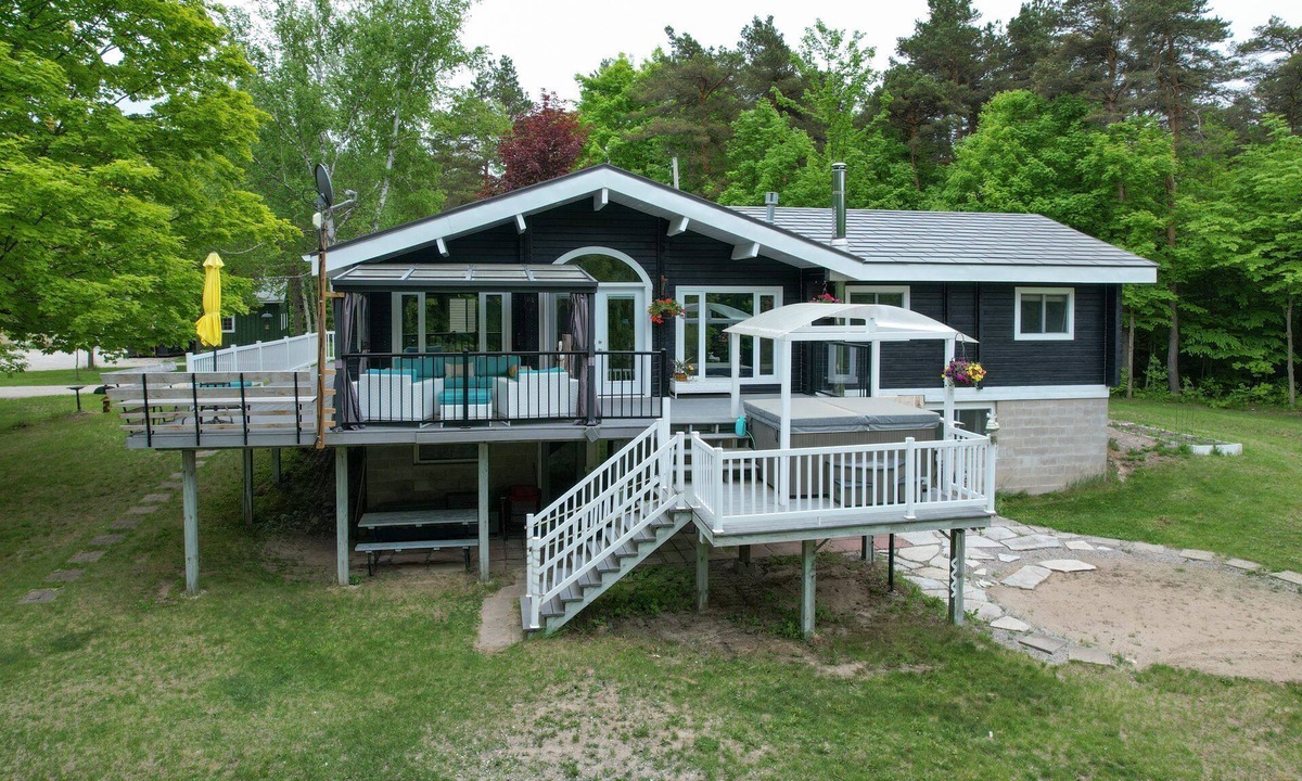 Terra Nova Ski Chalet | 4 Season Log Chalet Home with Hot Tub, Sleeps 17