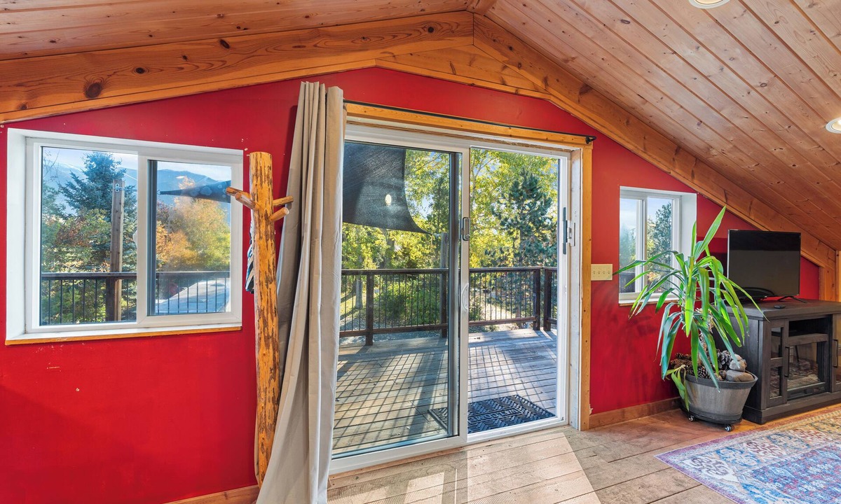 Belgrade House | 5 acres - Ponds - Trees - Views