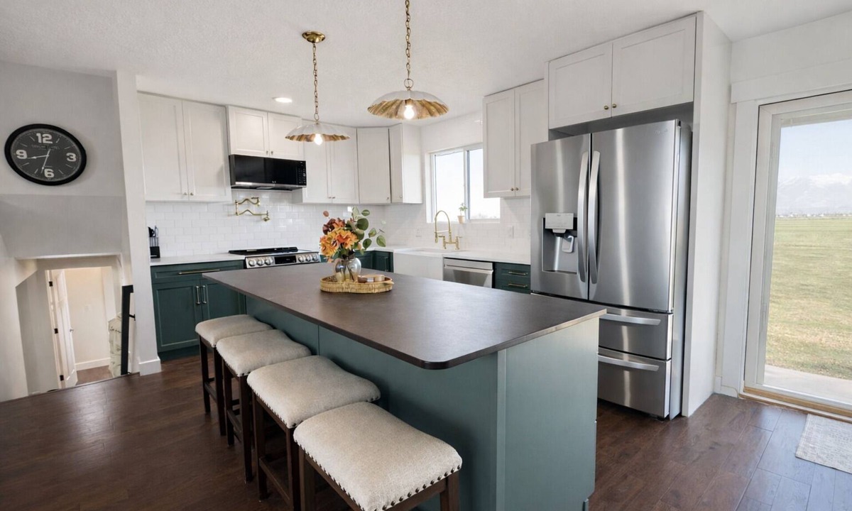 Hooper House | 5 Bedroom 3 Bathrooms Retreat 2 Living Rooms Ski + Ogden