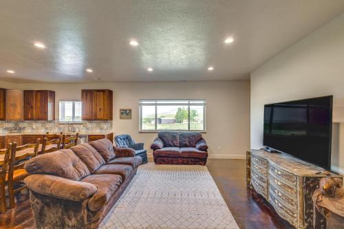 Swanlake House | 5 Mi to Devil Creek Reservoir: Idaho Farmhouse!