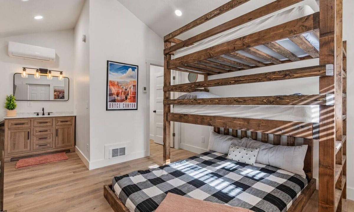 St. Charles Cabin | #5 Red Rock Mini Cabin w/AC, Fire Pit & BBQ!