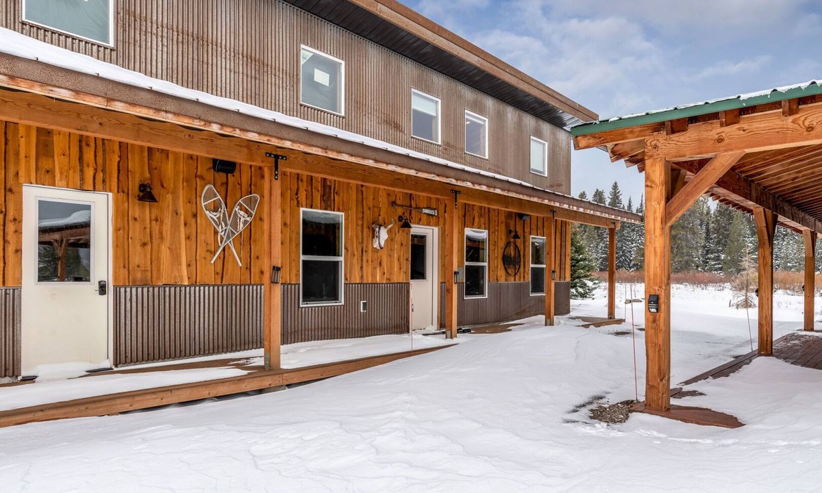 Lazy Acres House | 7 Min to Yellowstone | Sleeps 7 Open Loft Room The Bunk House