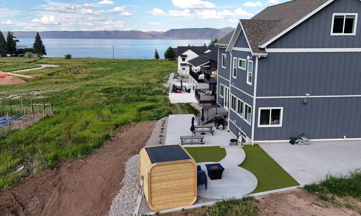 Harbor Village House | 8 bedrooms, 2 Bunk Rooms, Hot Tub, Pool, and Walking Distance to Restaurants