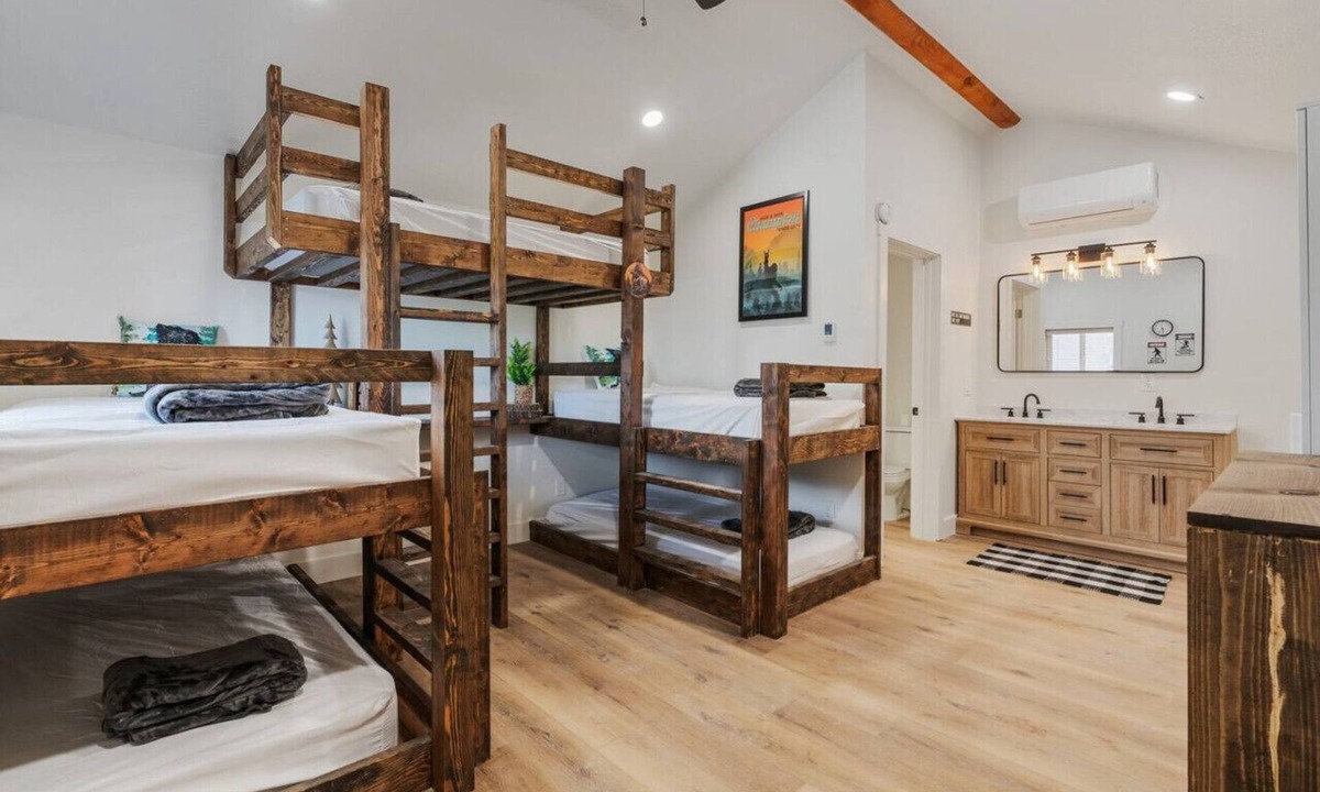 St. Charles Cabin | #8 Bigfoot Cabin w/AC, Fire Pit & BBQ!