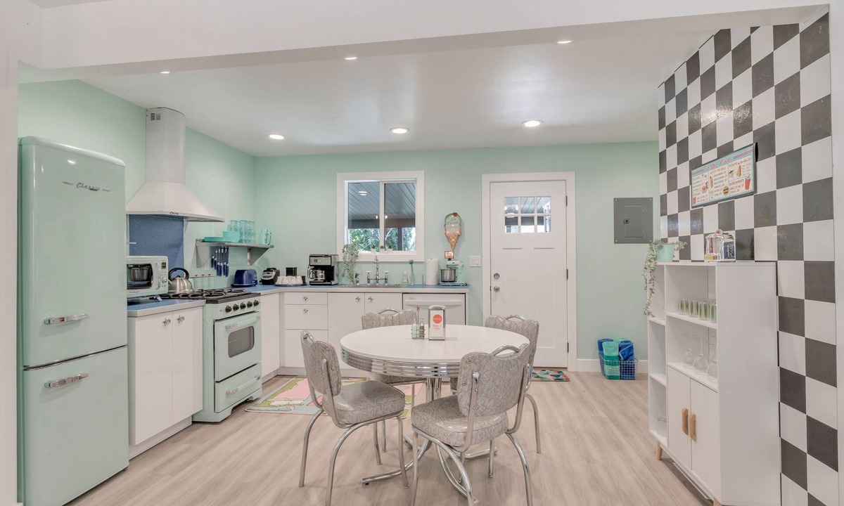 Millcreek Apartment | Adorably Retro - Private & exclusive Hot Tub