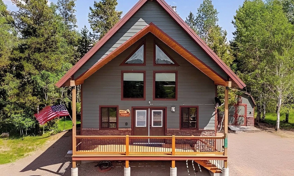 Last Chance Cabin | Adventure Basecamp - Hot Tub-Trails-Legendary Fishing-Near Yellowstone-WiFi