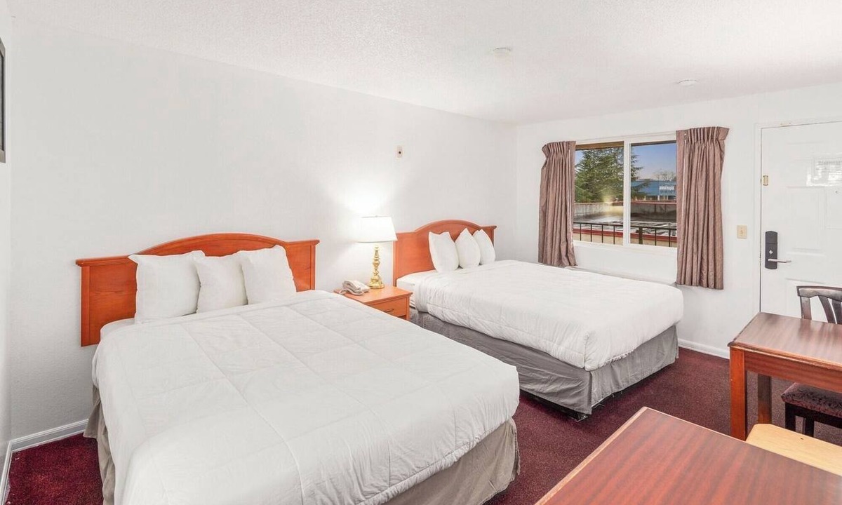 Renton Hotel | Affordable Room Near Scenic Gene Coulon Beach Park – Just 2.7 Miles!