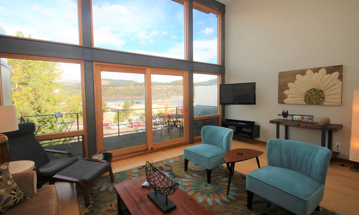 Hood River House | AMAZING VIEWS from this beautiful modern townhome in downtown Hood River!