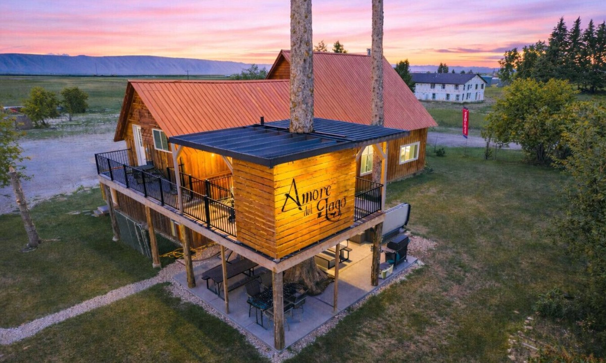 Bloomington House | Amore Del Lago | Sleeps 24, Hot Tub, Fire Pit, Games, Playground!