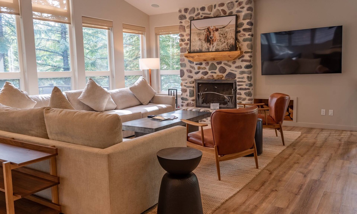 Sun Valley House | Arrowwood 4618 - Luxury Tri-Level Townhome Close to the Pool