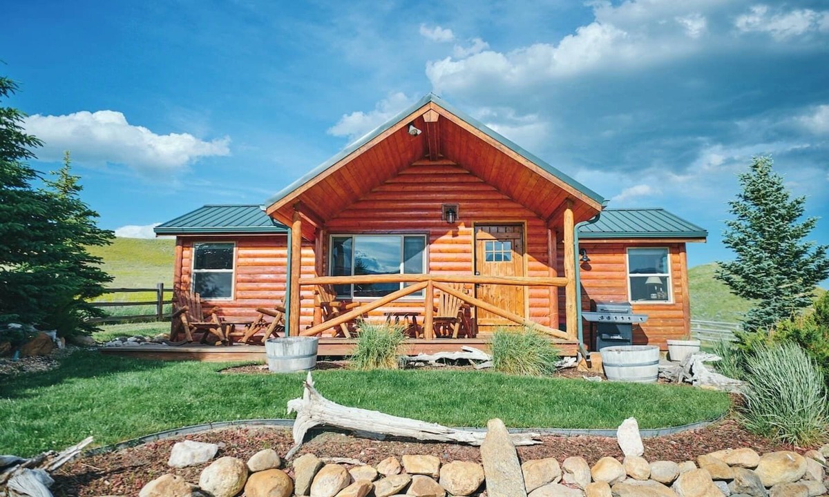 Saddlestring Cabin | Authentic Western-themed log cabin retreat near Bighorn National Forest, Lake DeSmet, & charming towns Buffalo & Sheridan. Perfect for history enthusiasts, hunters, or tranquil escapes. Accommodates up to 4 guests w/2 bedrooms, bath & kitchenette.