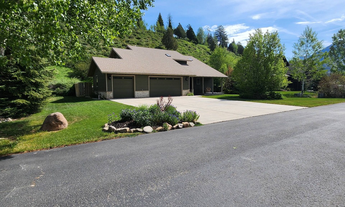 Alpine Northeast House | Awesome 3-bedroom house in Alpine perfect for your next getaway.