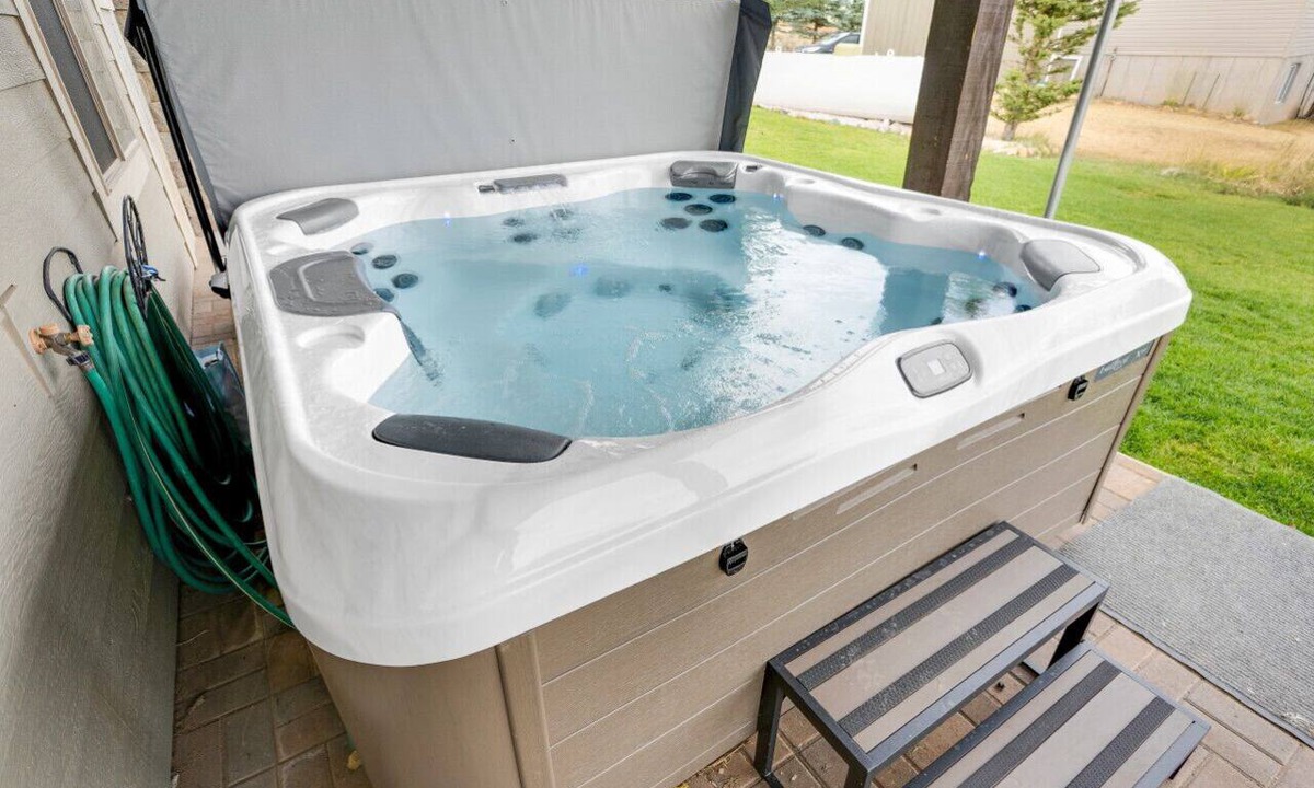 Sweetwater House | Baileys Bungalow | Hot Tub, Fire Pit & Views!