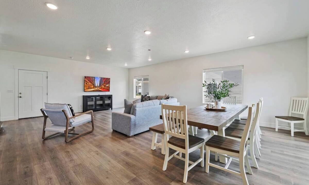Sweetwater House | Beacon Point W/Private Hot Tub Sleeps 18 + Arcade and Ideal Beach Access!