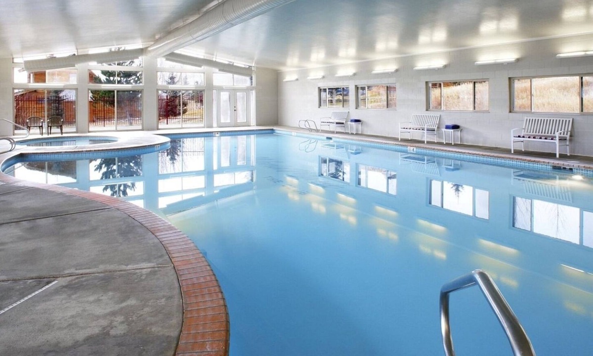Harbor Village Resort | Bear Lake | Couples Lake Retreat | Pool + Lake