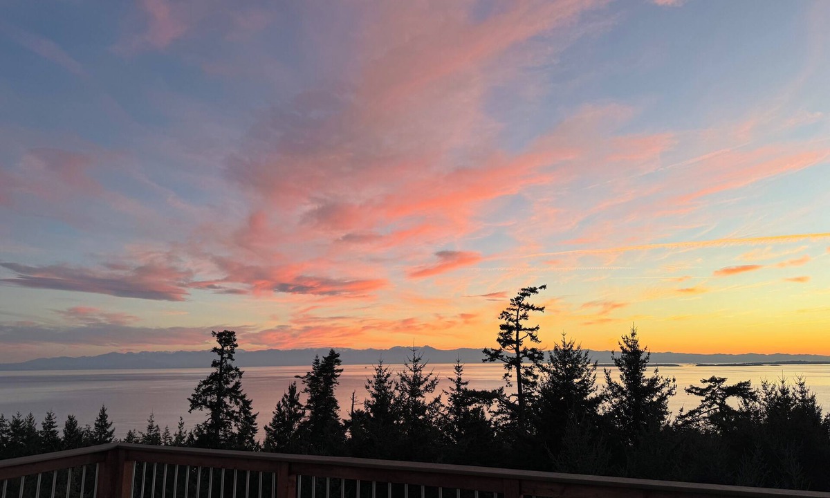 Friday Harbor Cabin | Beautiful 1-bedroom cabin overlooking Haro Strait with views of Victoria, BC
