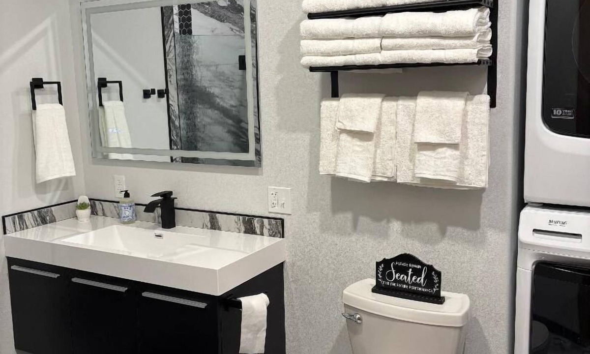 Whitewater House | Beautiful 4-bedroom house in Saco perfect for family getaways. Sleeps up to 16