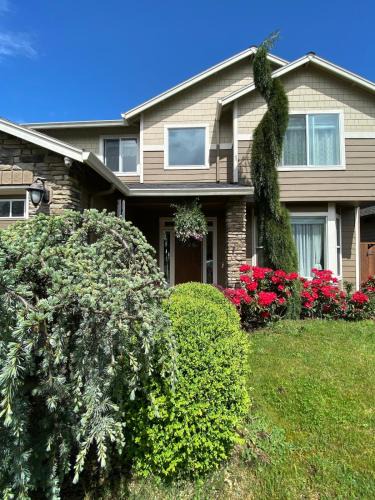 Vancouver House | Beautiful 4BR Home in E Vancouver 30 Plus Day Stays Near PDX Costco Hospitals