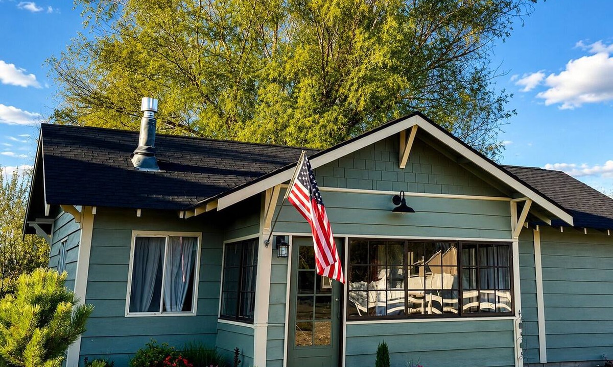 Nampa Cabin | Beautiful Cabin King Bed Ford Idaho Center Coffee Bar