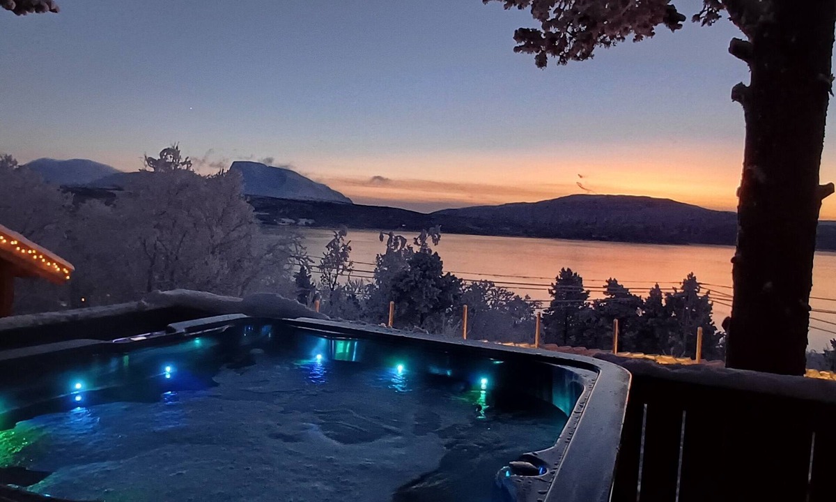 Laukeng Cabin | Beautiful cabin with sauna & Jacuzzi with wonderful view in idyllic Malangen