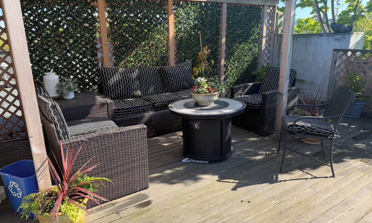 Old Ballard Condo | Beautiful Condo in heart of Ballard! Enjoy shopping & restaurants steps away!
