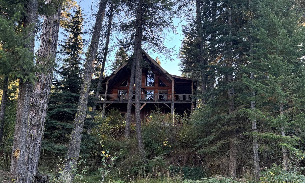 Garden Valley Cabin | Beautiful log cabin vast deck looking over the 12th fairway of Terrace Lakes GC
