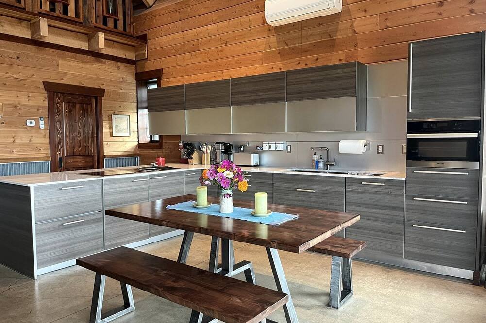 Somers Cabin | Beautifully Renovated Barn Ideal for Glamping at Flathead Lake, Montana
